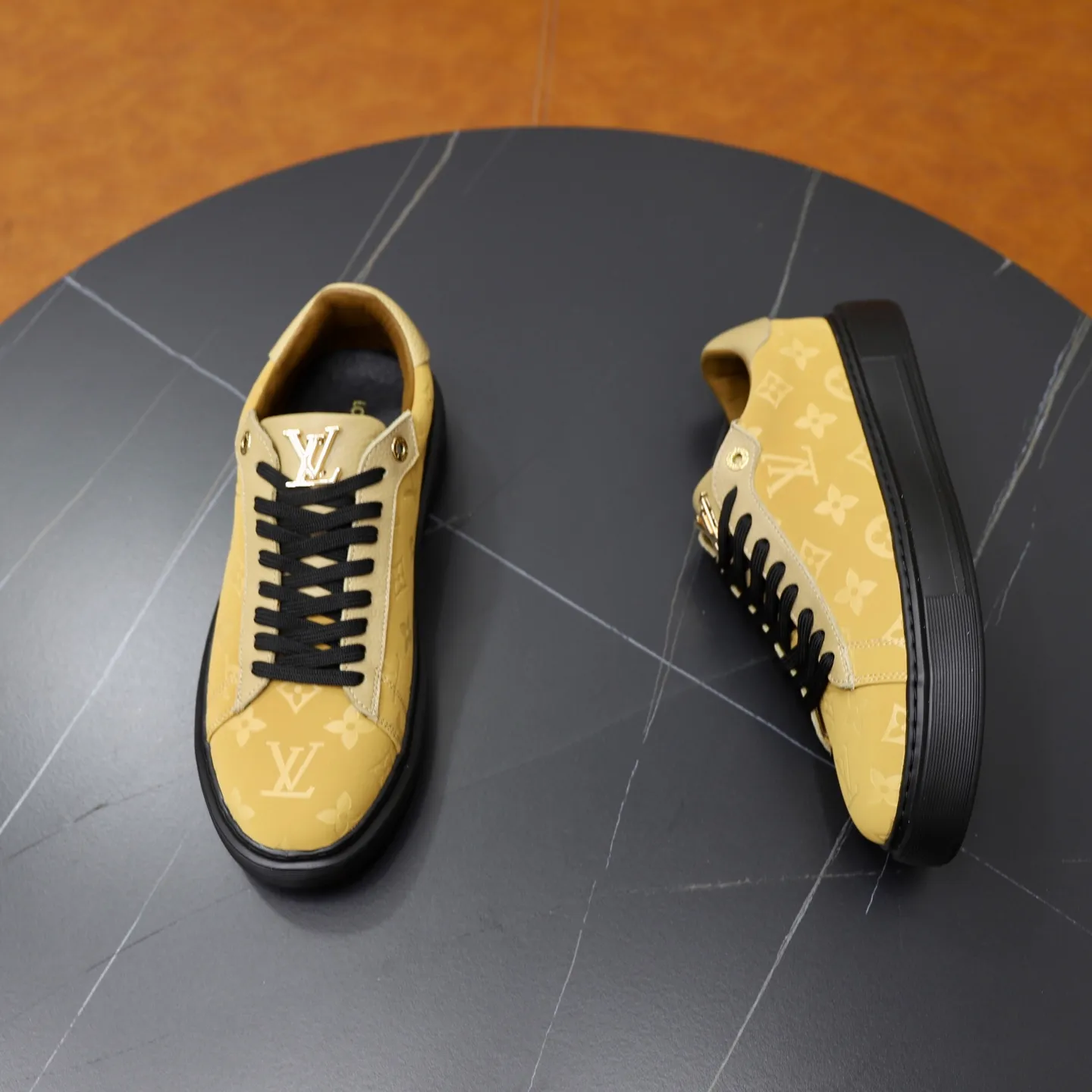 Ex-factory price: 440💰🙅‍♂️🙅‍♂️🙅‍♂️ Brand: LV Louis Vuitton Standard code: 38-44 (45 customized) Grade: Same as the official website Material: Original material splicing Comfortable and breathable lining Lightweight and wear-resistant sports outsole Style category: Men's fashion casual shoes Running sneakers Distinguished luxury brand elements Top luxury Color: actual picture color